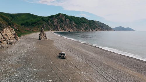 有关山, 岸边, 汽车的免费素材视频
