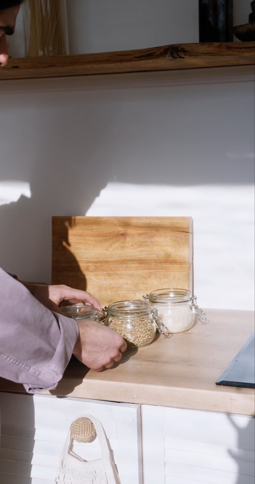 有关人,垂直视频,厨房流理台的免费素材视频