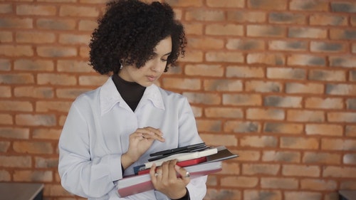 有关图书,微笑,卷发的免费素材视频