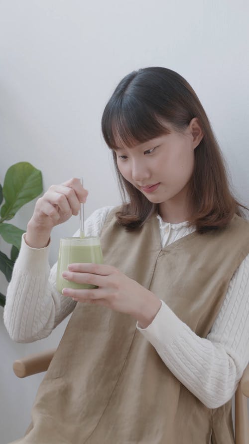 有关垂直视频, 女人, 果汁的免费素材视频