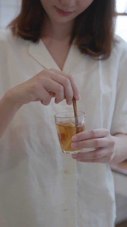 有关垂直视频, 女人, 手的免费素材视频
