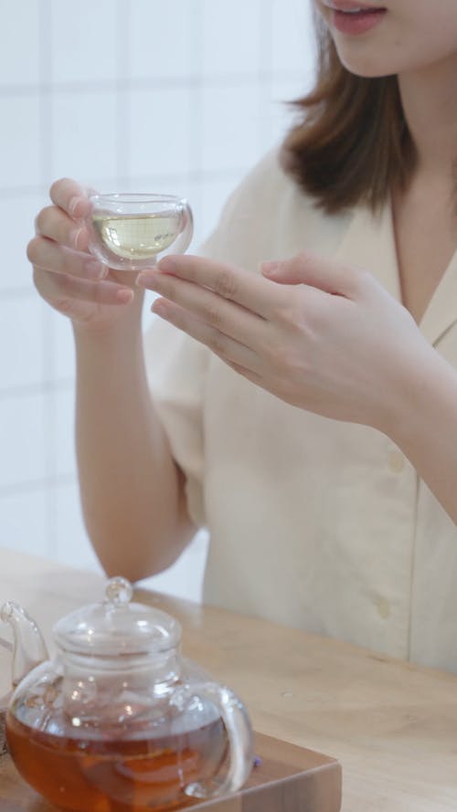 有关人, 喝, 垂直视频的免费素材视频