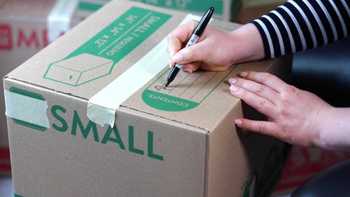 有关修剪指甲, 女人, 写作的免费素材视频