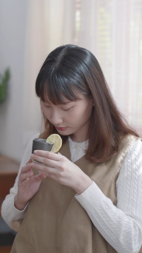 有关喝, 垂直视频, 女孩的免费素材视频