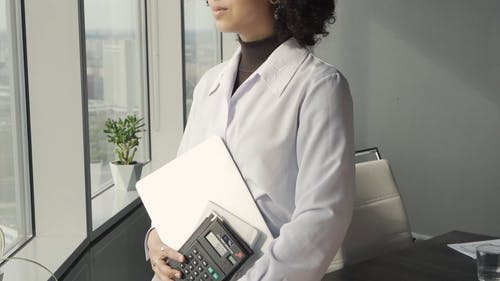 有关女人, 室内, 微笑的免费素材视频