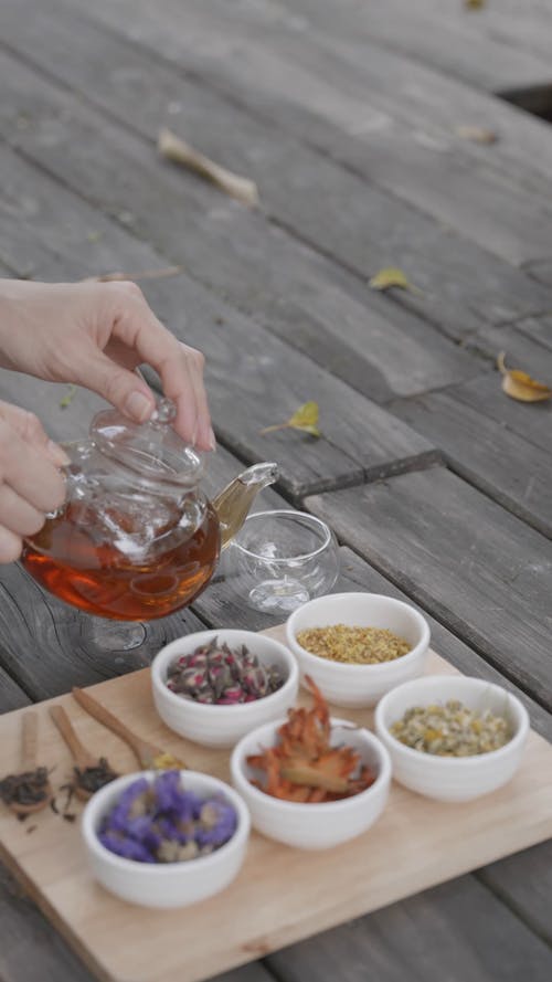 有关乾燥花, 人, 倾注的免费素材视频