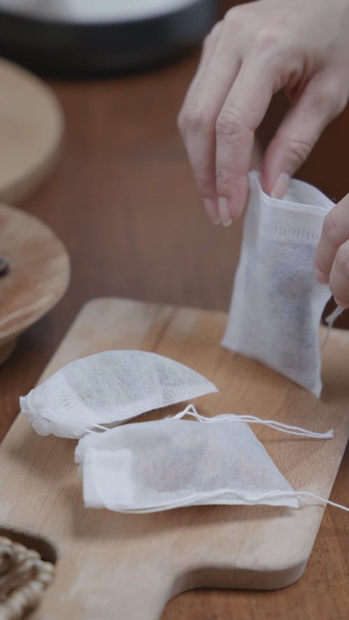 有关人, 在桌子上, 垂直视频的免费素材视频