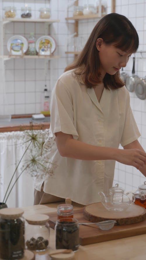 有关人, 垂直视频, 室内的免费素材视频