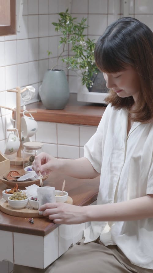 有关＃室内, 坐, 垂直视频的免费素材视频