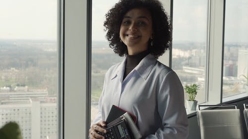 有关微笑, 握住, 看着镜头的免费素材视频