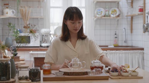 有关乾燥花, 年轻女子, 厨房的免费素材视频