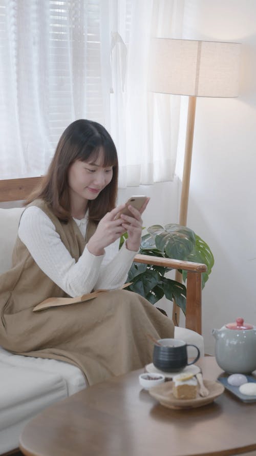 有关人, 在家, 坐的免费素材视频