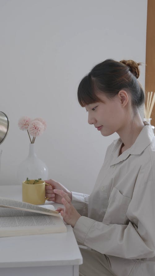 有关垂直视频, 女人, 室内的免费素材视频