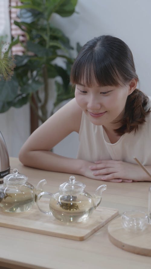 有关喝, 垂直视频, 女孩的免费素材视频