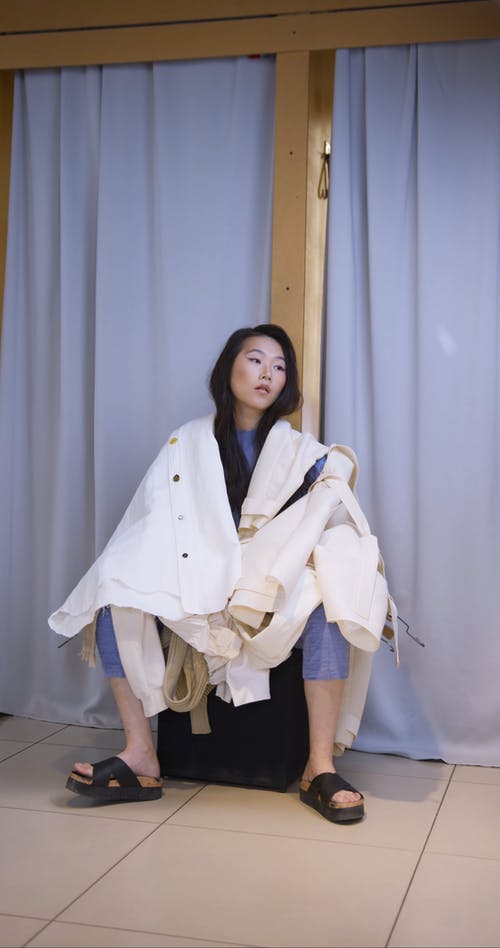 有关坐, 垂直视频, 室内的免费素材视频