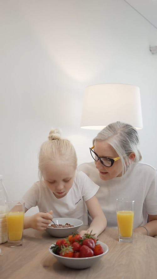 有关一起, 吃, 坐的免费素材视频