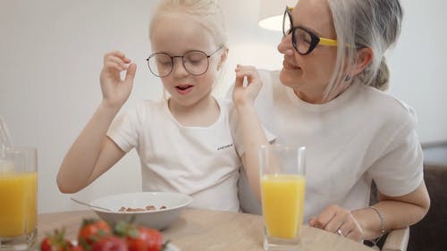 有关儿童, 吃, 坐的免费素材视频