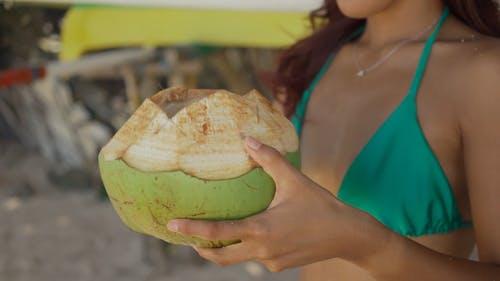 有关咖啡色头发的女人, 喝, 女人的免费素材视频