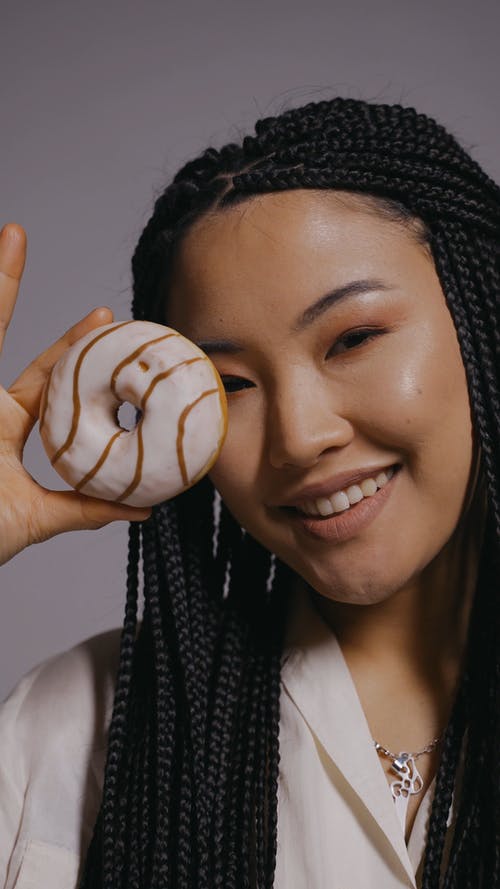 有关咖啡色头发的女人, 垂直视频, 工作室的免费素材视频