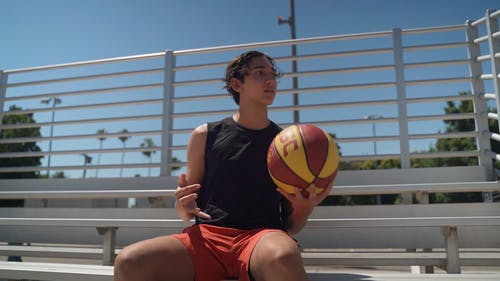 有关圆, 坐, 年轻人的免费素材视频