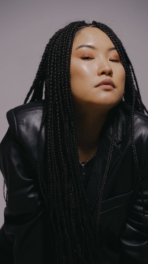 有关坐, 垂直视频, 夹克的免费素材视频