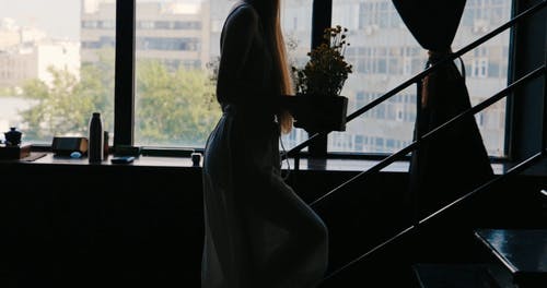 有关侧面图, 女人, 室内的免费素材视频