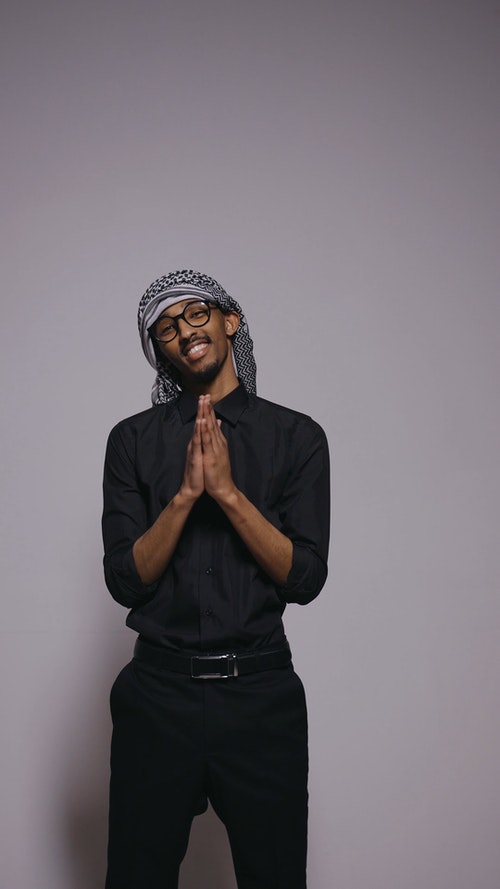 有关人,双手合十,向上看的免费素材视频