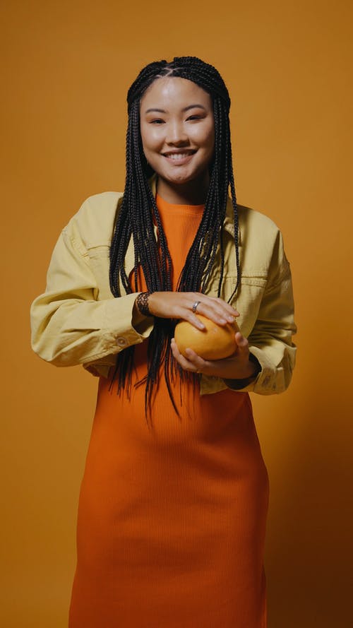 有关咖啡色头发的女人, 垂直视频, 工作室的免费素材视频