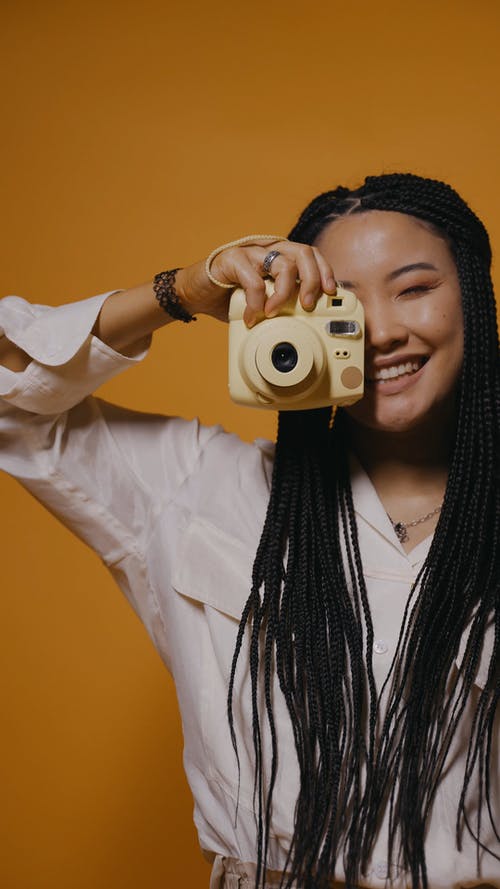 有关垂直视频, 室内, 微笑的免费素材视频