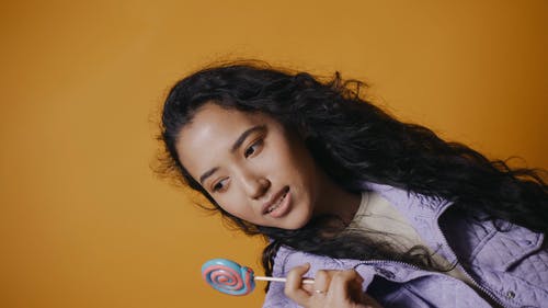 有关多风, 夹克, 女性的免费素材视频