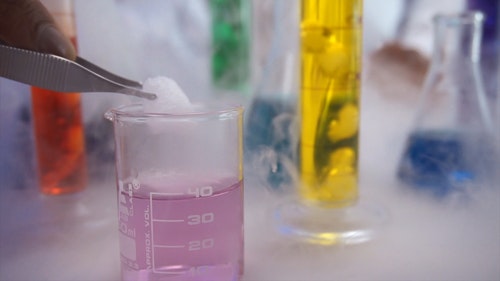 有关化学反应,实验室设备,干冰的免费素材视频