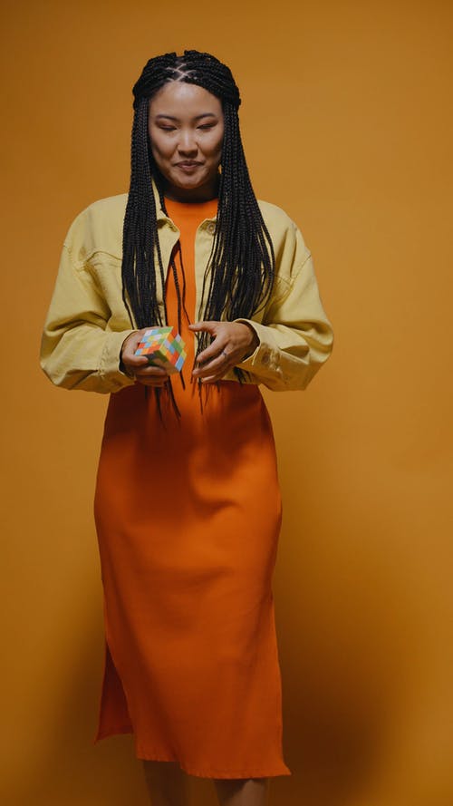 有关orange_background, 垂直视频, 微笑的免费素材视频