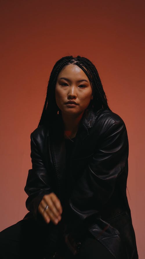 有关坐, 垂直视频, 墨镜的免费素材视频