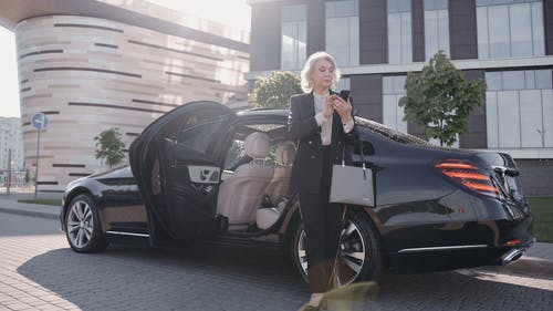 有关商务车, 在讲电话, 女人的免费素材视频