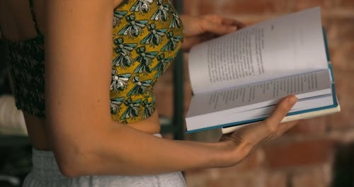 有关女手, 年轻女子, 成人的免费素材视频