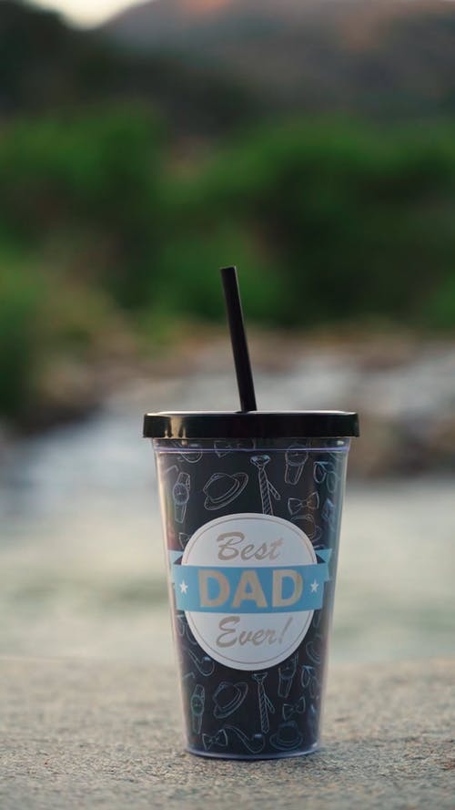 有关乾草, 垂直视频, 塑胶杯的免费素材视频