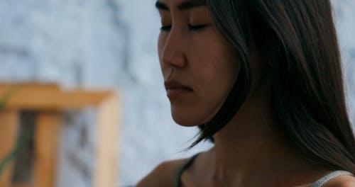 有关修剪指甲, 坐, 女人的免费素材视频
