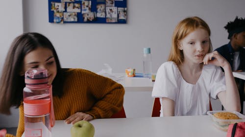 有关休息时间, 吃, 咖啡色头发的女人的免费素材视频