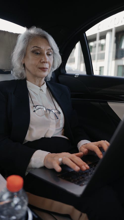 有关雇员, 坐, 垂直视频的免费素材视频