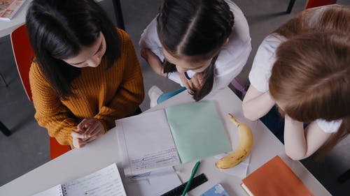 有关咖啡色头发的女人, 哀思, 多民族的免费素材视频