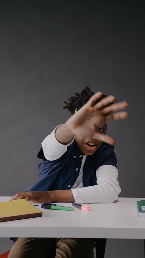 有关图书, 坐, 垂直视频的免费素材视频