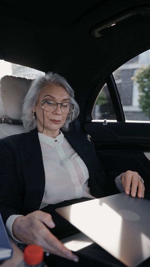 有关商务车, 垂直视频, 正在出去的免费素材视频