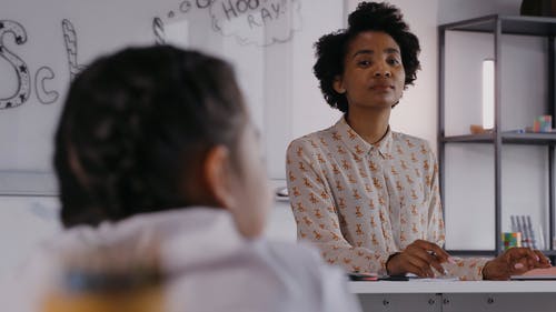 有关坐, 女人, 学校的免费素材视频