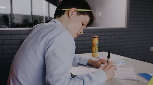 有关人, 原子笔, 坐的免费素材视频