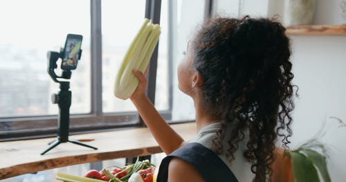 有关三脚架, 女性, 室内的免费素材视频