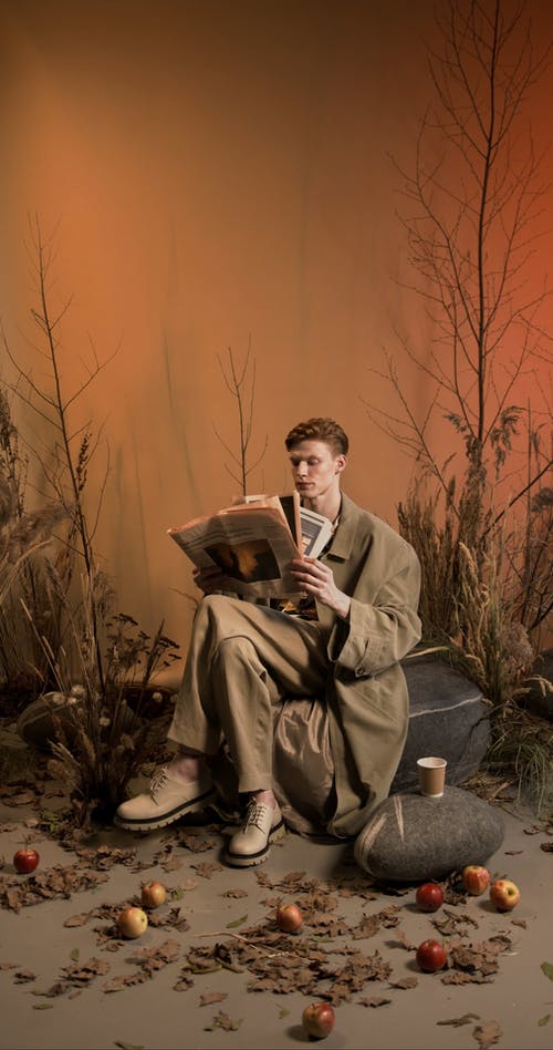 有关交叉的双腿, 人, 喝的免费素材视频