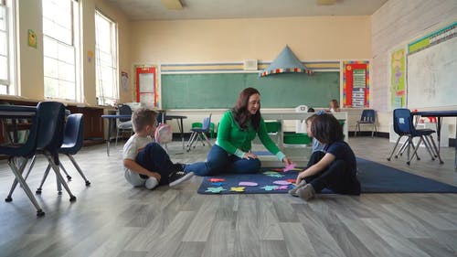 有关地板, 坐, 女人的免费素材视频