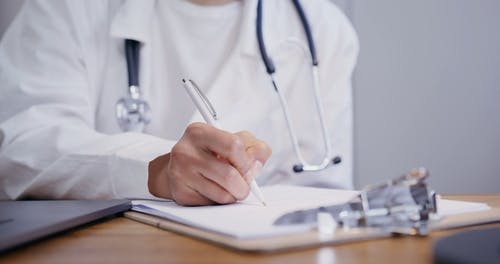 有关室内, 写作, 写字夹板的免费素材视频