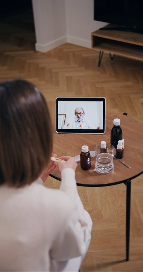 有关在线咨询, 垂直视频, 女人的免费素材视频