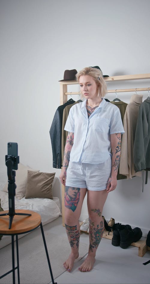 有关垂直视频, 女人, 室内的免费素材视频